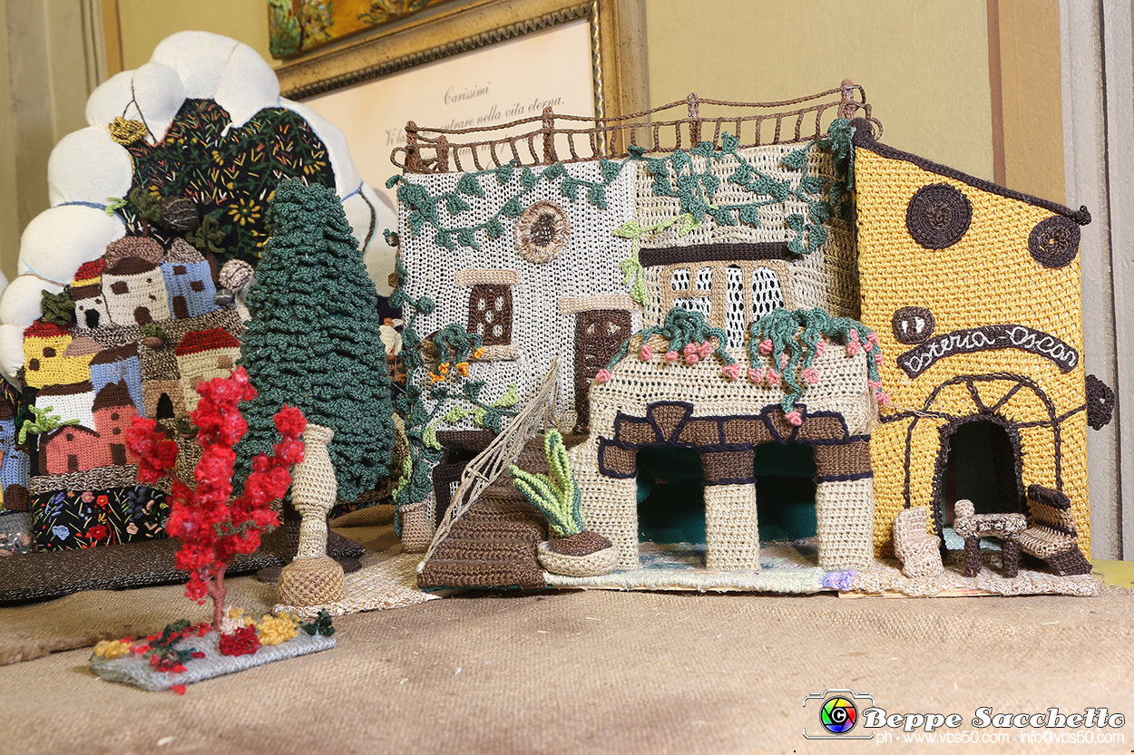 VBS_9234 - Presepio all'uncinetto Parrocchia SS. Cosma e Damiano.jpg